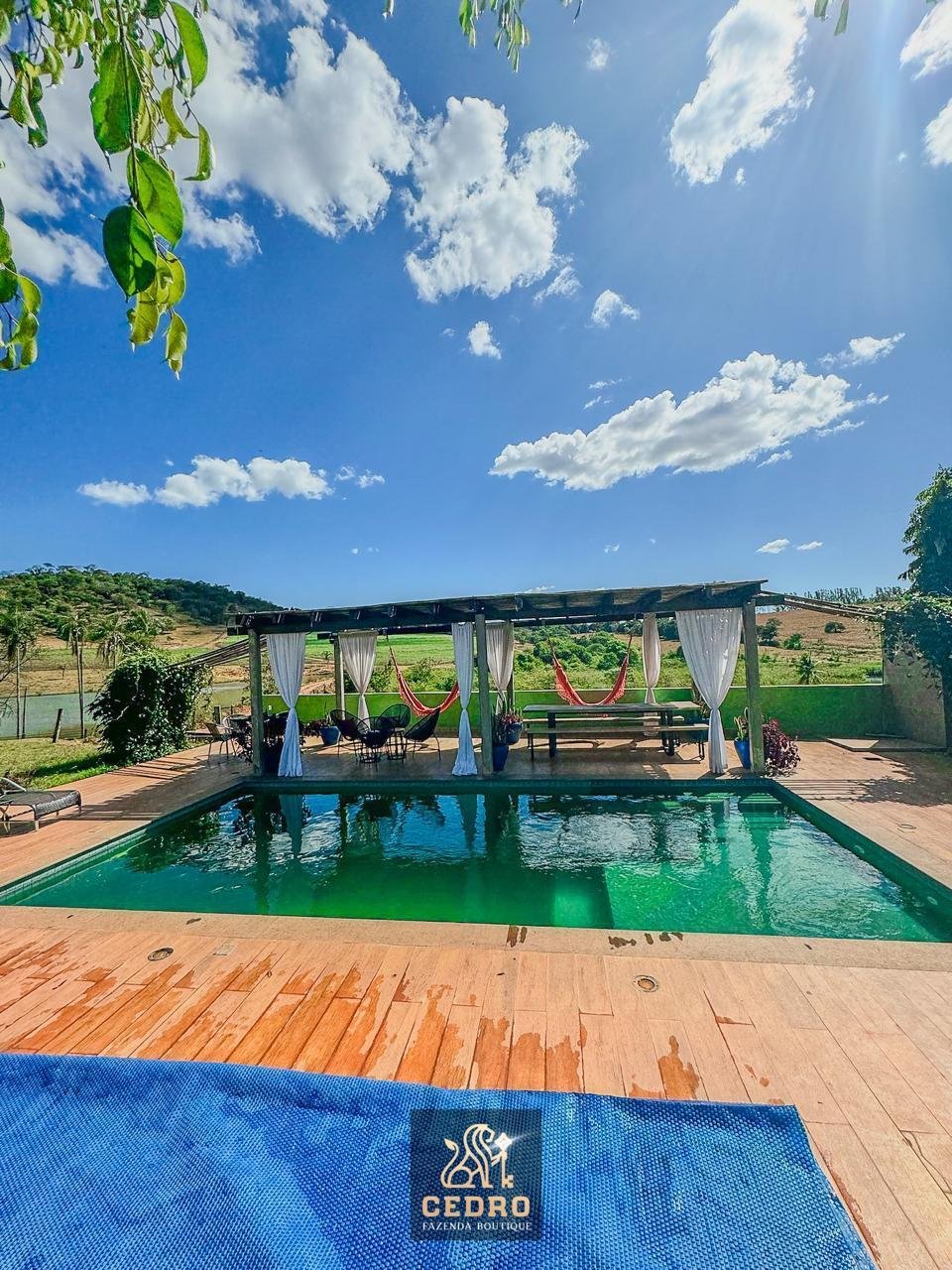 Piscina com pergolado