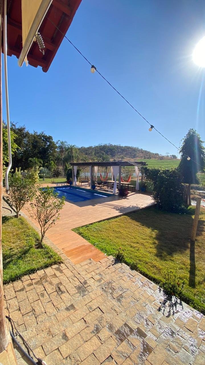 Vista da piscina e paisagem